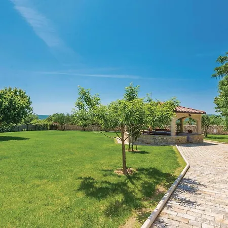 Gorgeous Home In Gorica With Kitchen *